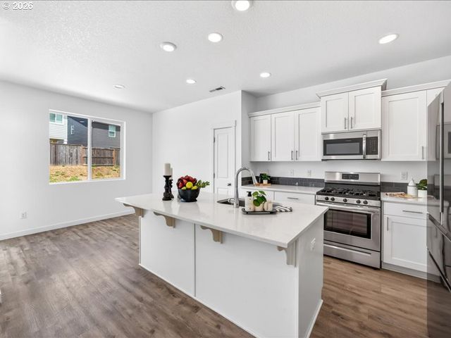 2452 S LINDEN St, Cornelius, OR 97113