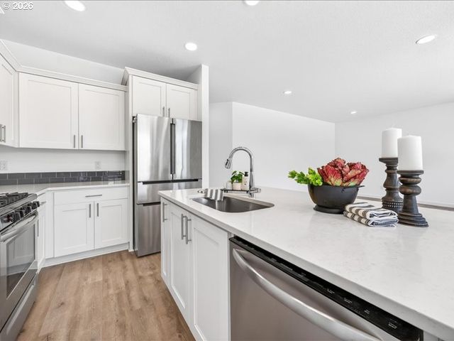 2452 S LINDEN St, Cornelius, OR 97113