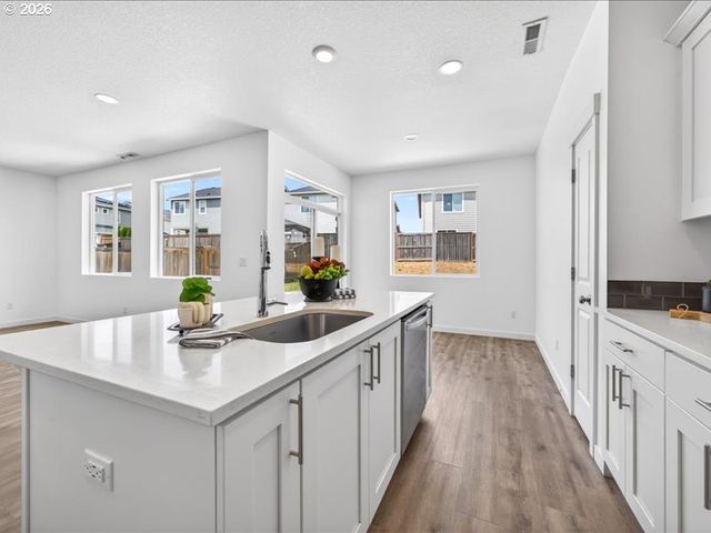 2452 S LINDEN St, Cornelius, OR 97113