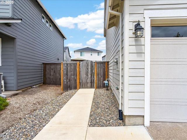 2452 S LINDEN St, Cornelius, OR 97113