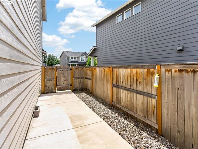 2452 S LINDEN St, Cornelius, OR 97113