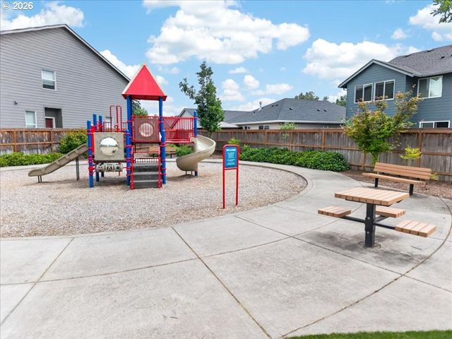 2452 S LINDEN St, Cornelius, OR 97113