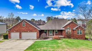 239 Village Circle Dr, Shepherdsville, KY 40165