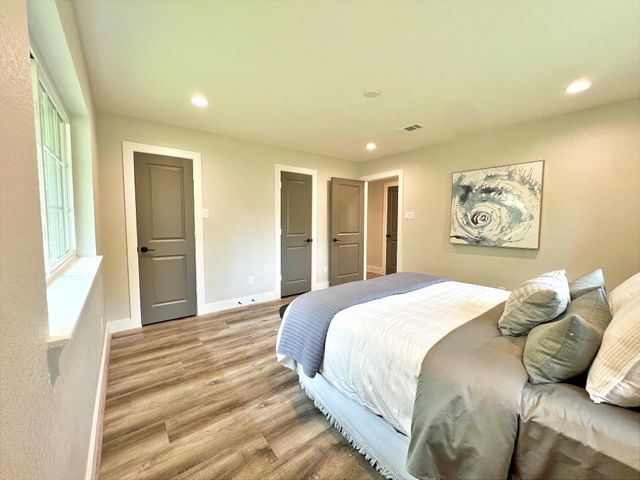 701 Cannan Drive, Angleton, TX 77515