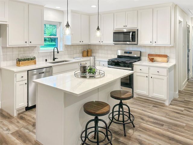 701 Cannan Drive, Angleton, TX 77515