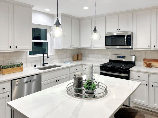 701 Cannan Drive, Angleton, TX 77515