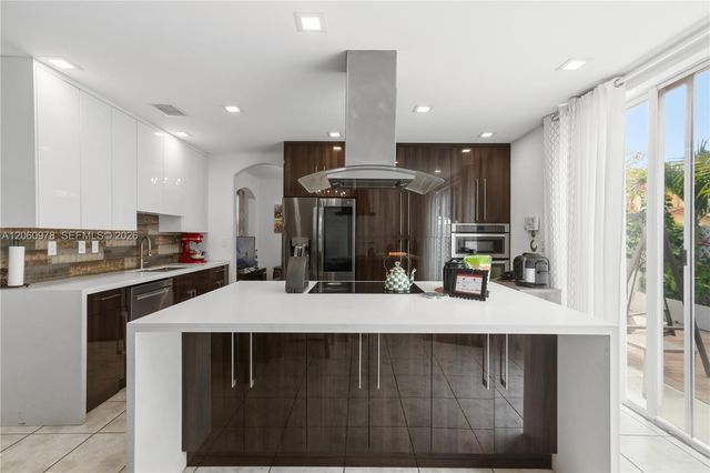8741 NW 110th Ave, Doral, FL 33178