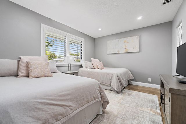 834 Club Drive, Palm Beach Gardens, FL 33418