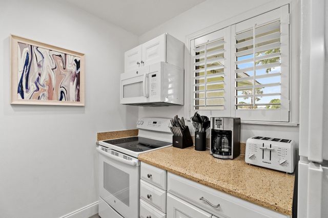 834 Club Drive, Palm Beach Gardens, FL 33418