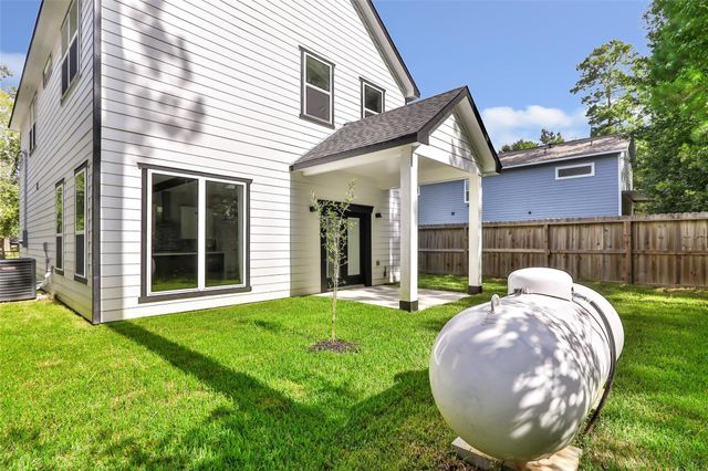 729 Magnolia Point Drive, Houston, TX 77336