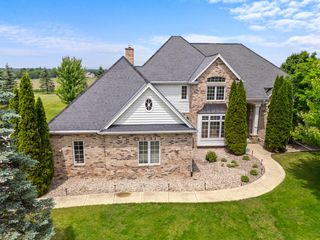 7740 W Rolling Field DRIVE, Mequon, WI 53097
