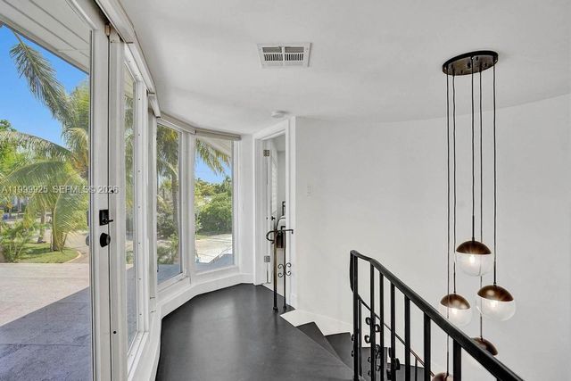 911 N Northlake Drive, Hollywood, FL 33019