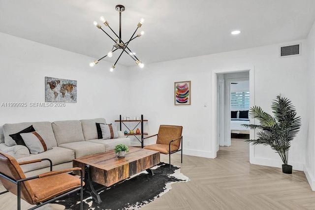 911 N Northlake Drive, Hollywood, FL 33019