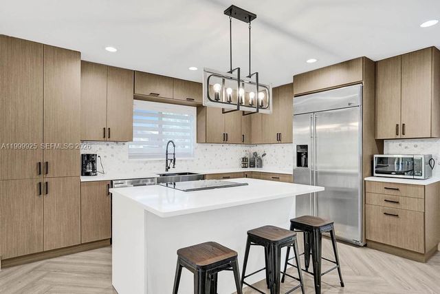911 N Northlake Drive, Hollywood, FL 33019