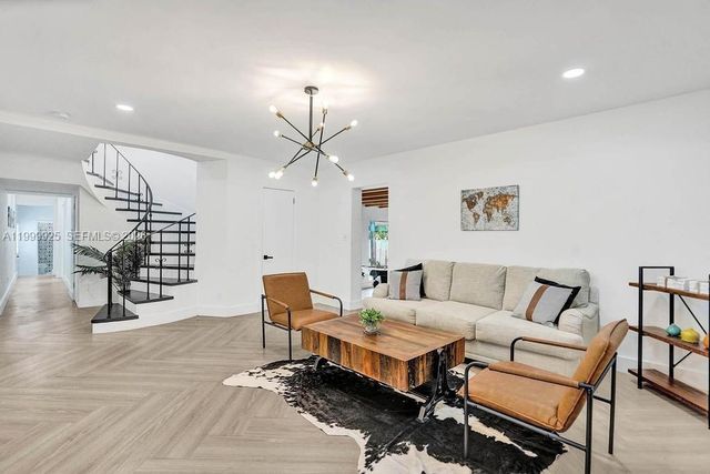 911 N Northlake Drive, Hollywood, FL 33019