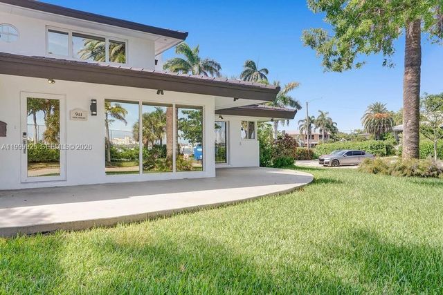 911 N Northlake Drive, Hollywood, FL 33019