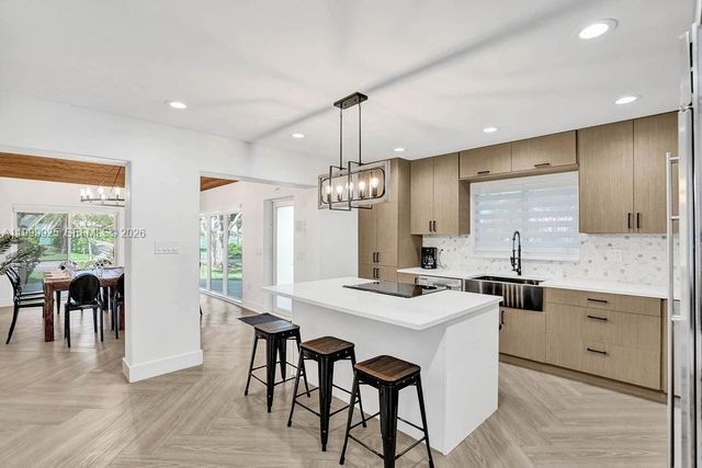 911 N Northlake Drive, Hollywood, FL 33019