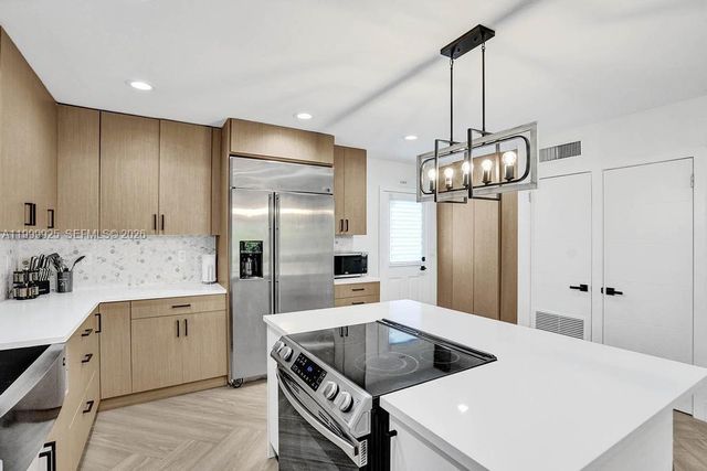 911 N Northlake Drive, Hollywood, FL 33019