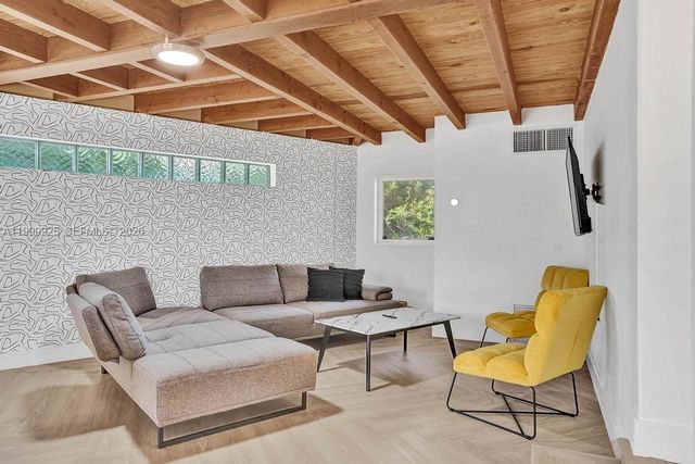 911 N Northlake Drive, Hollywood, FL 33019