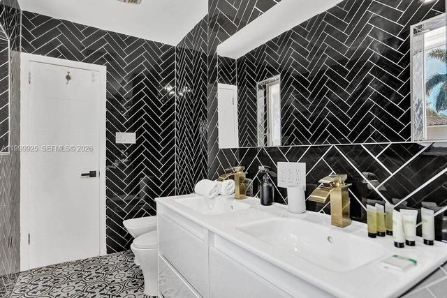 911 N Northlake Drive, Hollywood, FL 33019