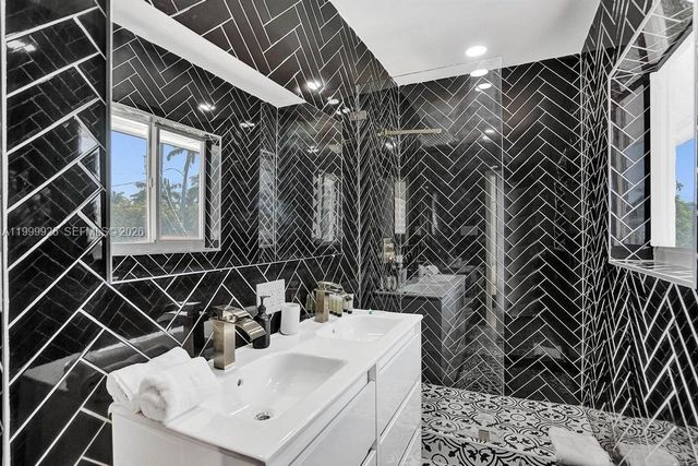 911 N Northlake Drive, Hollywood, FL 33019