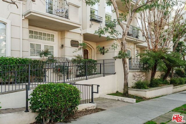 11680 Montana Avenue 203, Los Angeles, CA 90049