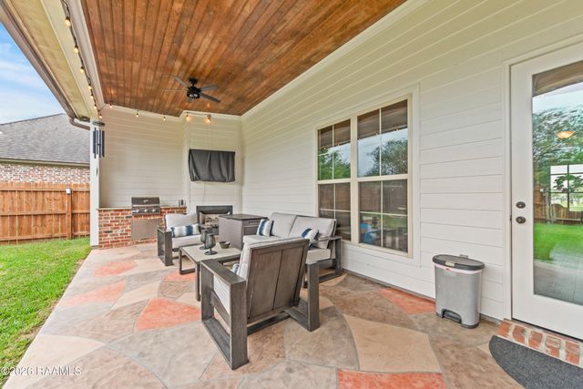 207 Cane Creek Drive, Broussard, LA 70518