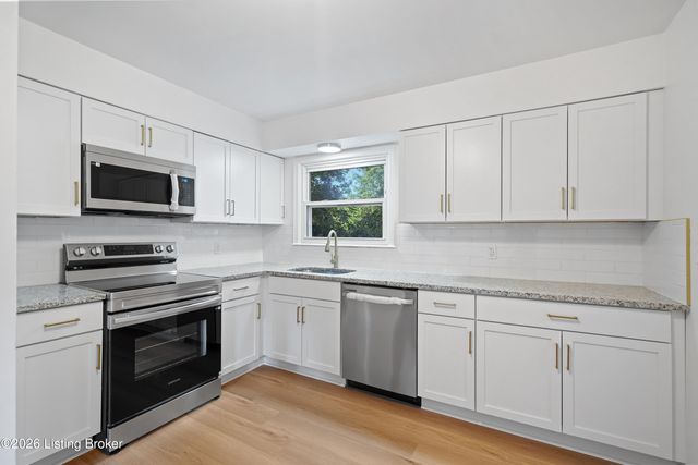 10305 S Dodge Ln, Louisville, KY 40272
