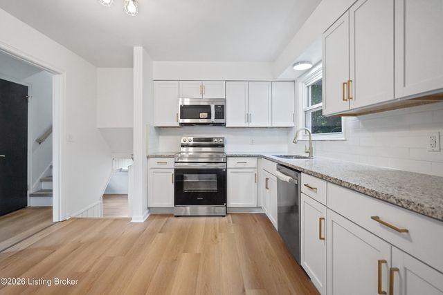 10305 S Dodge Ln, Louisville, KY 40272