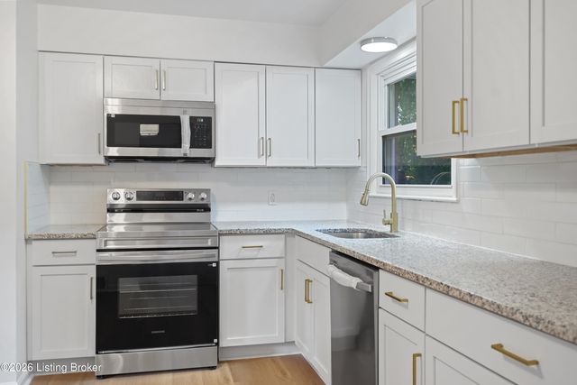 10305 S Dodge Ln, Louisville, KY 40272