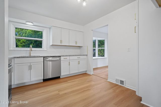 10305 S Dodge Ln, Louisville, KY 40272