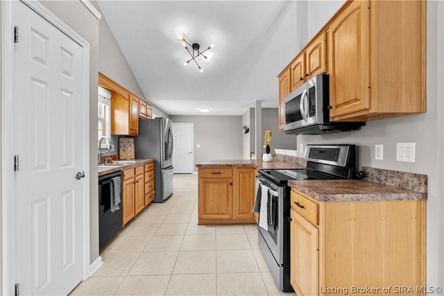 2000 Sterling Oaks Drive, Sellersburg, IN 47172