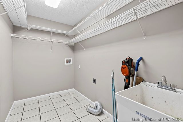 2000 Sterling Oaks Drive, Sellersburg, IN 47172
