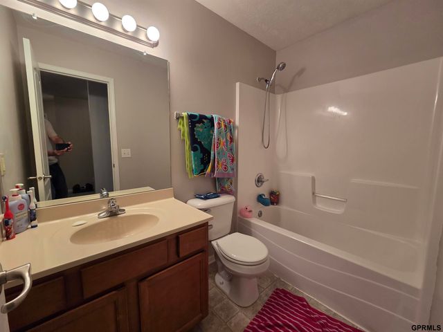 16419 fowler Avenue, Omaha, NE 68116