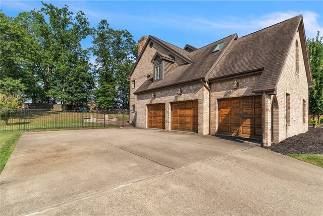 2167 S Villa Dr, Hampton, PA 15044