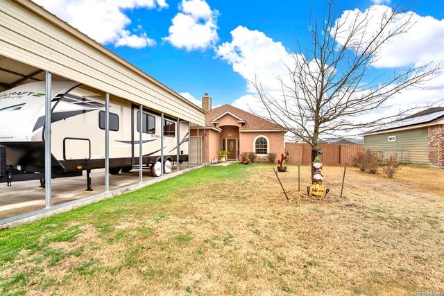 11669 Flores, Lacoste, TX 78039