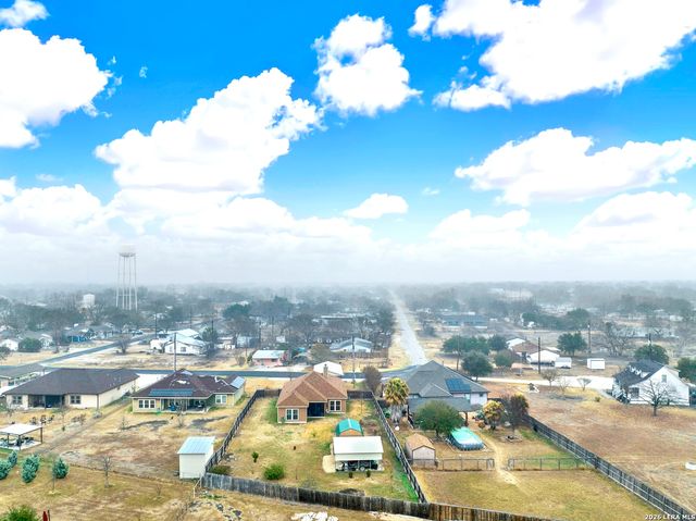 11669 Flores, Lacoste, TX 78039