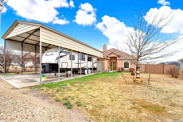 11669 Flores, Lacoste, TX 78039