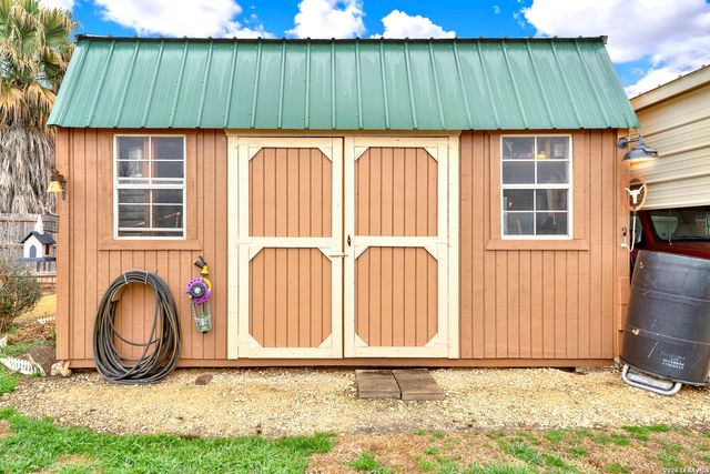 11669 Flores, Lacoste, TX 78039