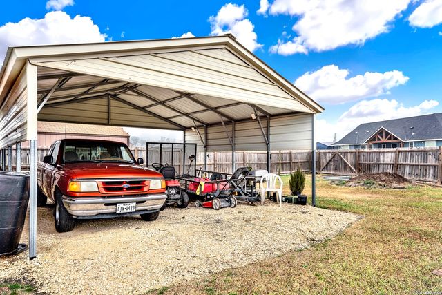 11669 Flores, Lacoste, TX 78039