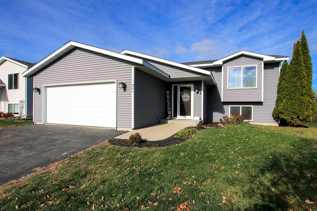 961 Carolina Parkway NW, Hutchinson, MN 55350