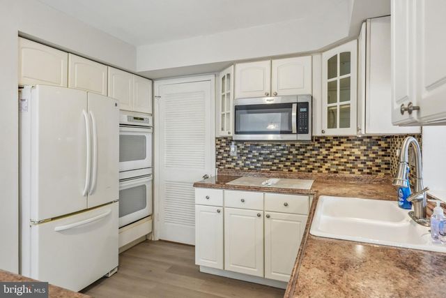 108 MAYFAIR LN, Mount Laurel, NJ 08054