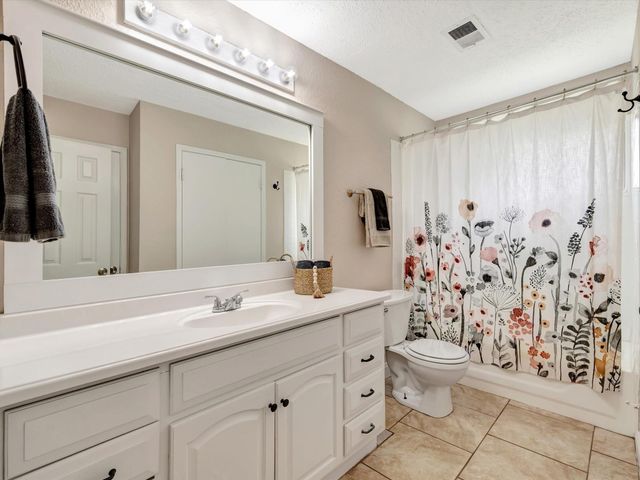 5521 Winding Brook Drive, Dickinson, TX 77539