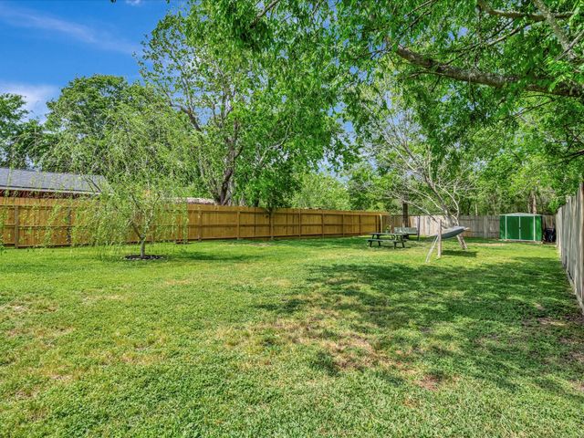 5521 Winding Brook Drive, Dickinson, TX 77539