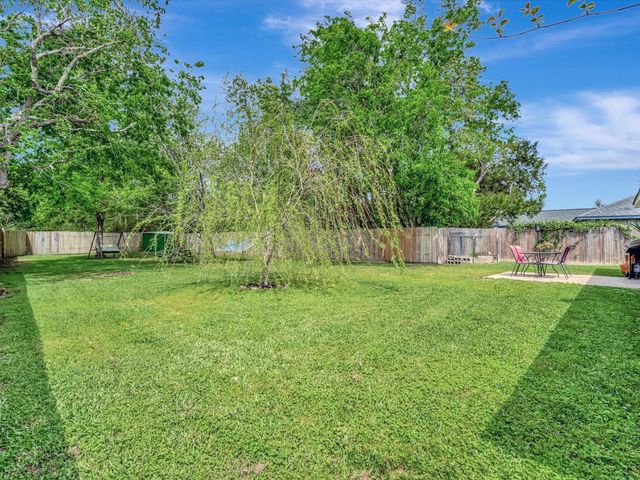 5521 Winding Brook Drive, Dickinson, TX 77539