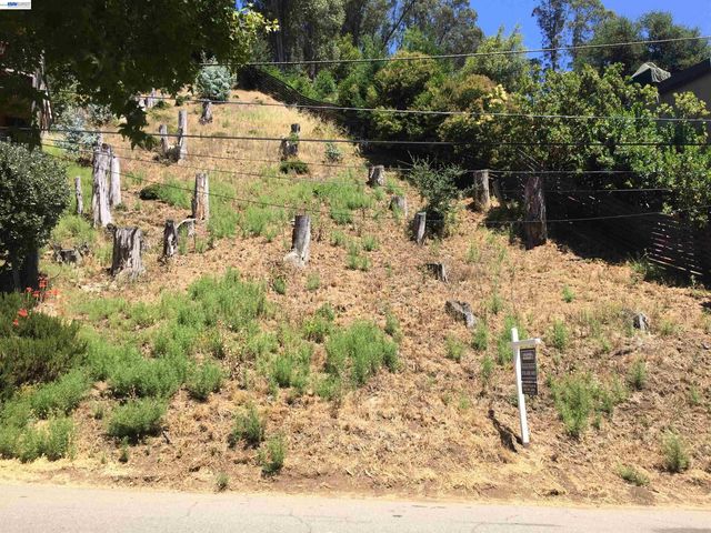 6776 Pinehaven Rd, Oakland, CA 94611
