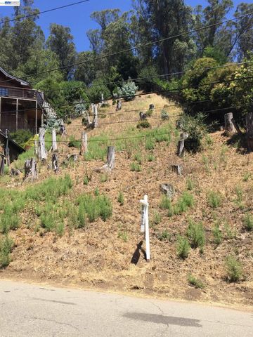 6776 Pinehaven Rd, Oakland, CA 94611