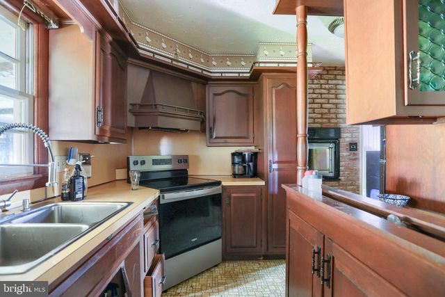 1884 DUBS CHURCH RD, Hanover, PA 17331