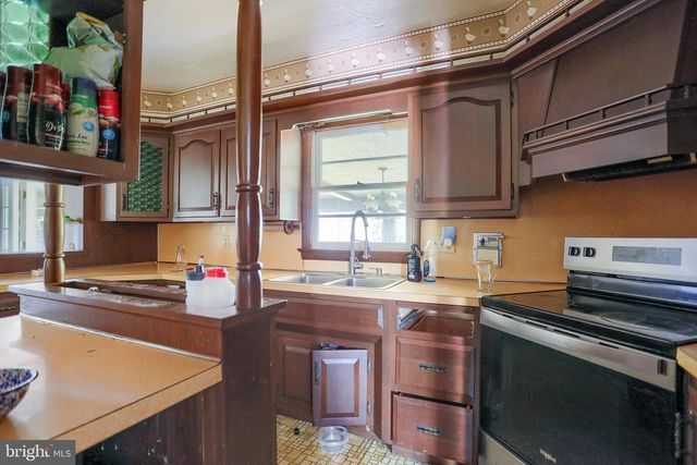 1884 DUBS CHURCH RD, Hanover, PA 17331
