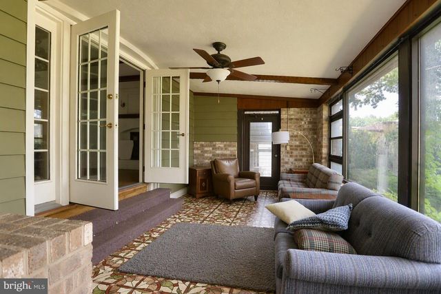 1884 DUBS CHURCH RD, Hanover, PA 17331